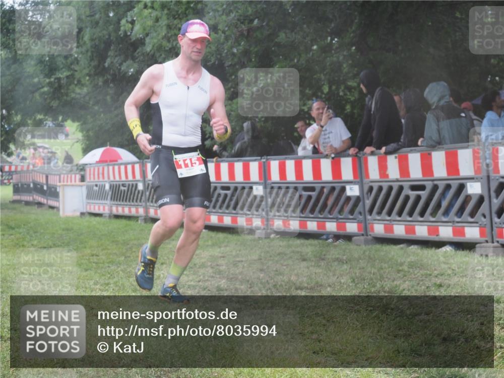 21.06.2025 - 27. Vierlanden-Triathlon KatJ http://msf.ph/oto/8035994 15.06.2025 13:53:18 Ziel 115, 885, 957 meine-sportfotos.de