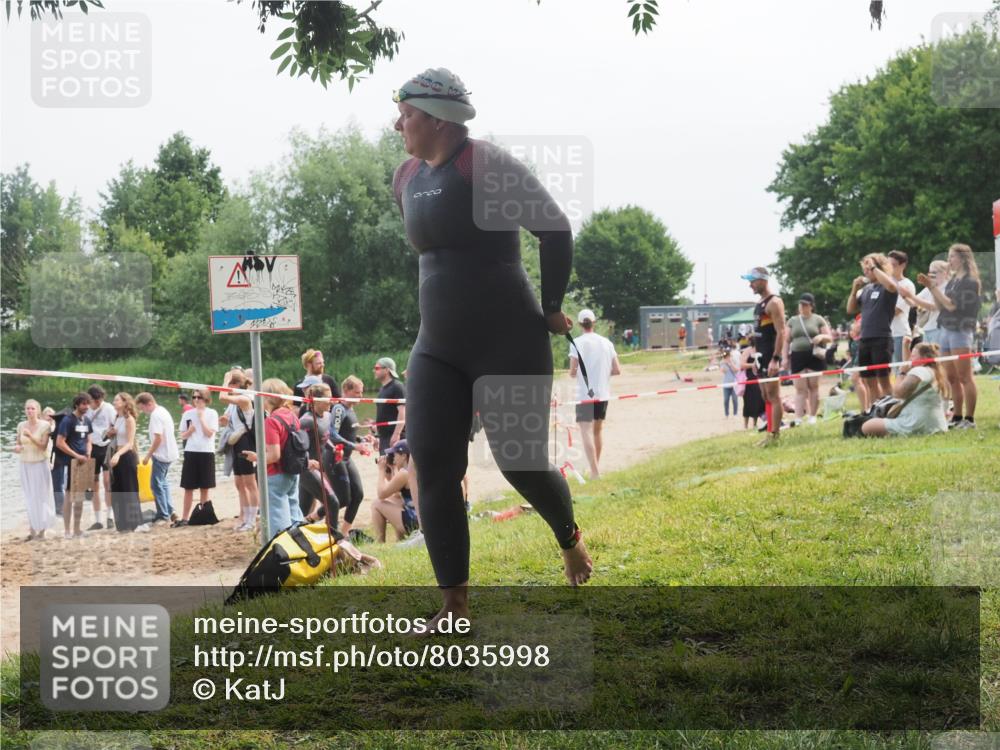 15.06.2025 - 27. Vierlanden-Triathlon KatJ http://msf.ph/oto/8035998 15.06.2025 11:20:52 Schwimmen 879, 892, 918, 924, 936, 941, 1400 meine-sportfotos.de