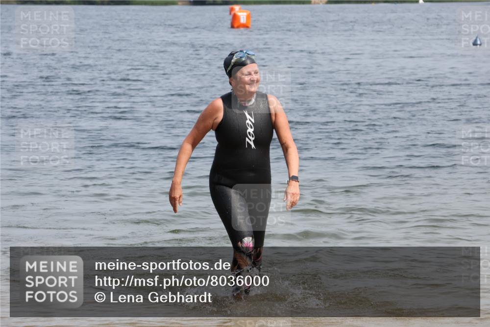 15.06.2025 - 27. Vierlanden-Triathlon Lena Gebhardt http://msf.ph/oto/8036000 15.06.2025 11:28:06 Schwimmen 883 meine-sportfotos.de