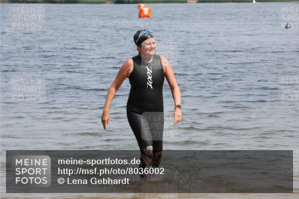 15.06.2025 - 27. Vierlanden-Triathlon Lena Gebhardt http://msf.ph/oto/8036002 15.06.2025 11:28:06 Schwimmen 883 meine-sportfotos.de