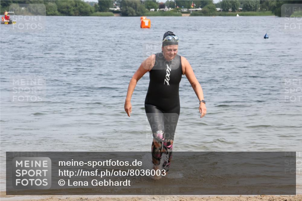15.06.2025 - 27. Vierlanden-Triathlon Lena Gebhardt http://msf.ph/oto/8036003 15.06.2025 11:28:07 Schwimmen 883 meine-sportfotos.de