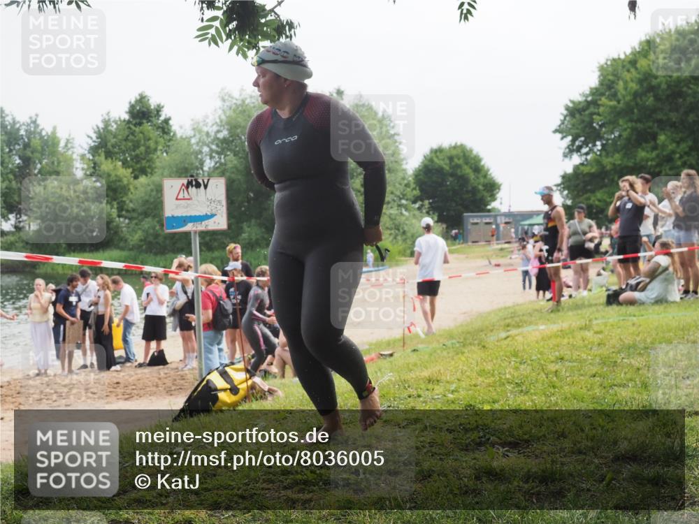15.06.2025 - 27. Vierlanden-Triathlon KatJ http://msf.ph/oto/8036005 15.06.2025 11:20:52 Schwimmen 879, 892, 918, 924, 936, 941, 1400 meine-sportfotos.de