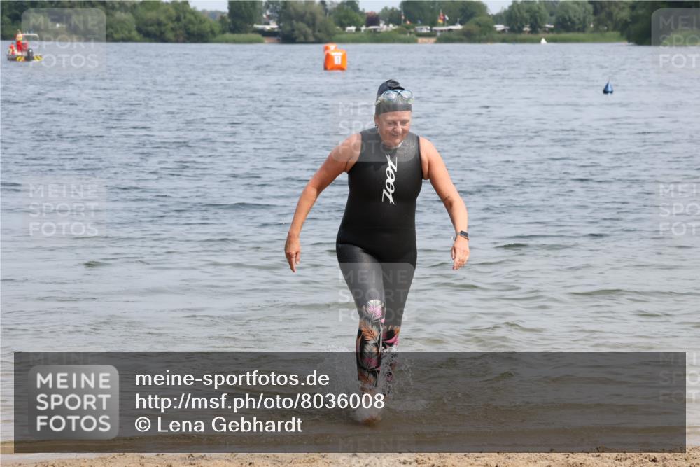 15.06.2025 - 27. Vierlanden-Triathlon Lena Gebhardt http://msf.ph/oto/8036008 15.06.2025 11:28:07 Schwimmen 883 meine-sportfotos.de