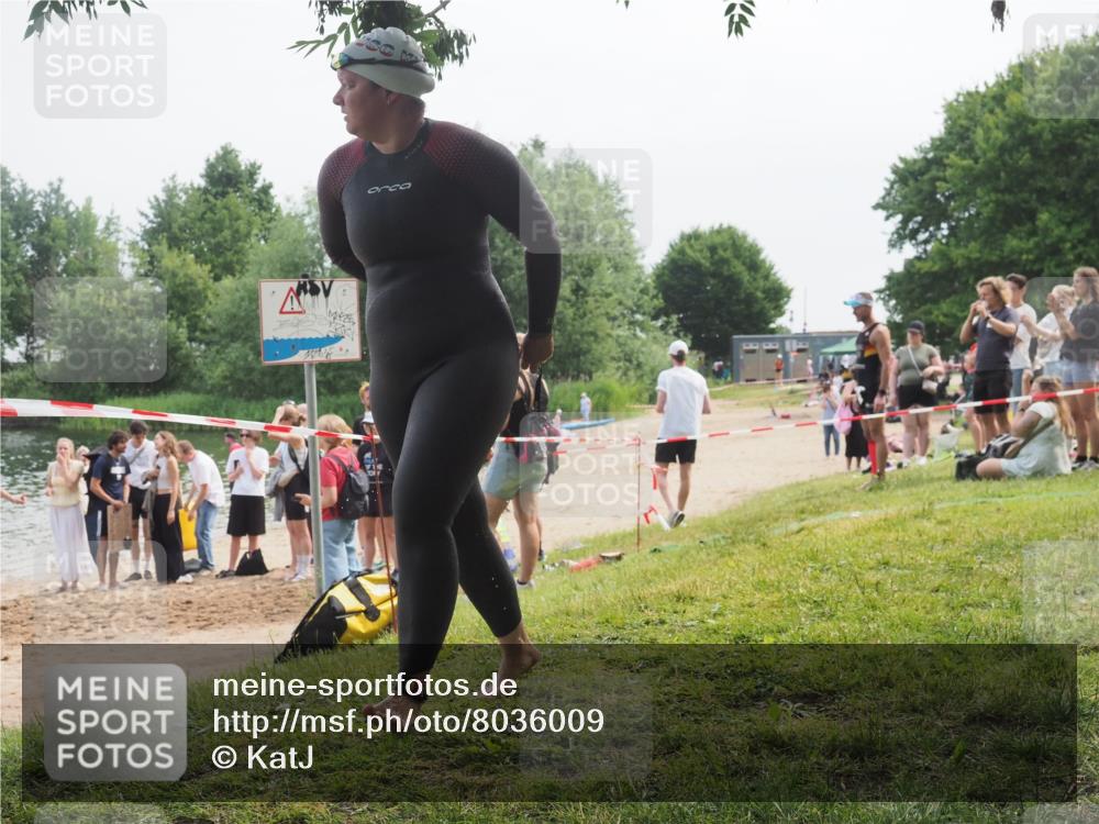 15.06.2025 - 27. Vierlanden-Triathlon KatJ http://msf.ph/oto/8036009 15.06.2025 11:20:52 Schwimmen 879, 892, 918, 924, 936, 941, 1400 meine-sportfotos.de