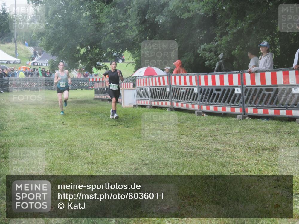 21.06.2025 - 27. Vierlanden-Triathlon KatJ http://msf.ph/oto/8036011 15.06.2025 13:53:24 Ziel 885, 957 meine-sportfotos.de
