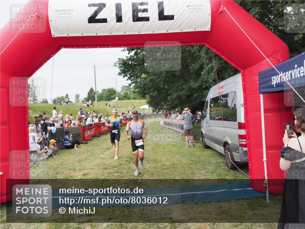 21.06.2025 - 27. Vierlanden-Triathlon MichiJ http://msf.ph/oto/8036012 15.06.2026 13:02:50 Ziel 145, 718 meine-sportfotos.de
