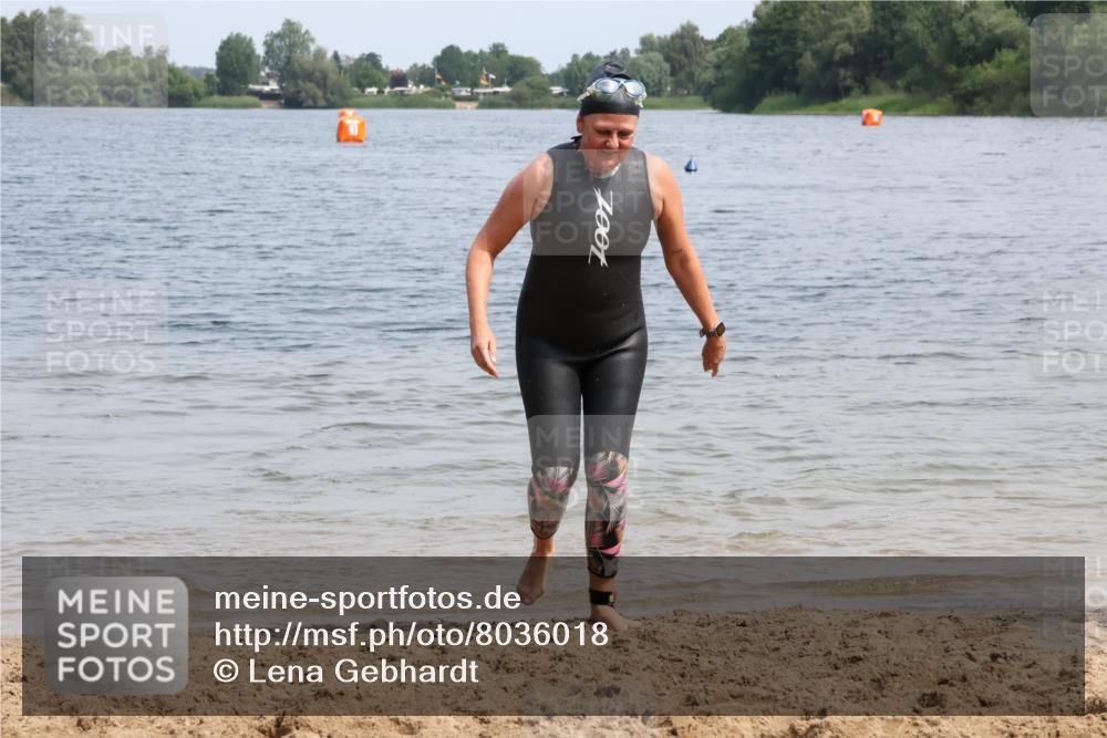 15.06.2025 - 27. Vierlanden-Triathlon Lena Gebhardt http://msf.ph/oto/8036018 15.06.2025 11:28:09 Schwimmen 883 meine-sportfotos.de
