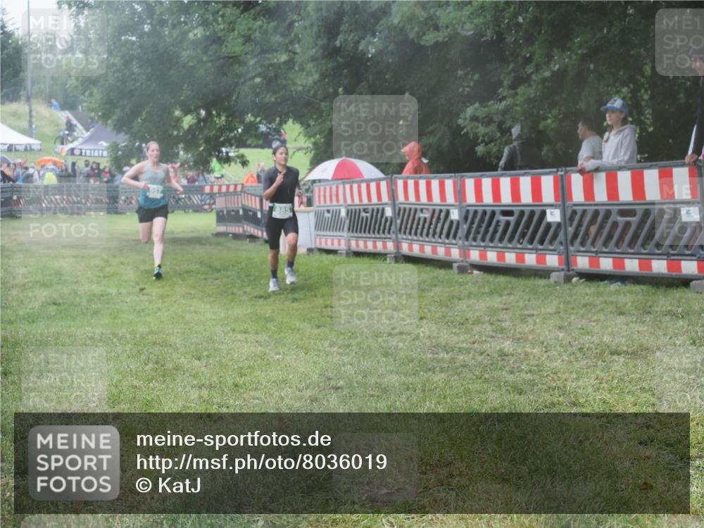 21.06.2025 - 27. Vierlanden-Triathlon KatJ http://msf.ph/oto/8036019 15.06.2025 13:53:24 Ziel 885, 957 meine-sportfotos.de