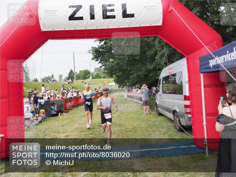 21.06.2025 - 27. Vierlanden-Triathlon MichiJ http://msf.ph/oto/8036020 15.06.2026 13:02:50 Ziel 145, 718 meine-sportfotos.de