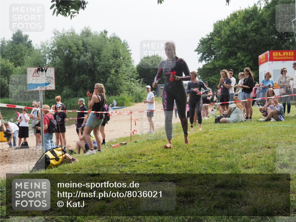 15.06.2025 - 27. Vierlanden-Triathlon KatJ http://msf.ph/oto/8036021 15.06.2025 11:20:56 Schwimmen 892, 918, 924, 936, 965 meine-sportfotos.de