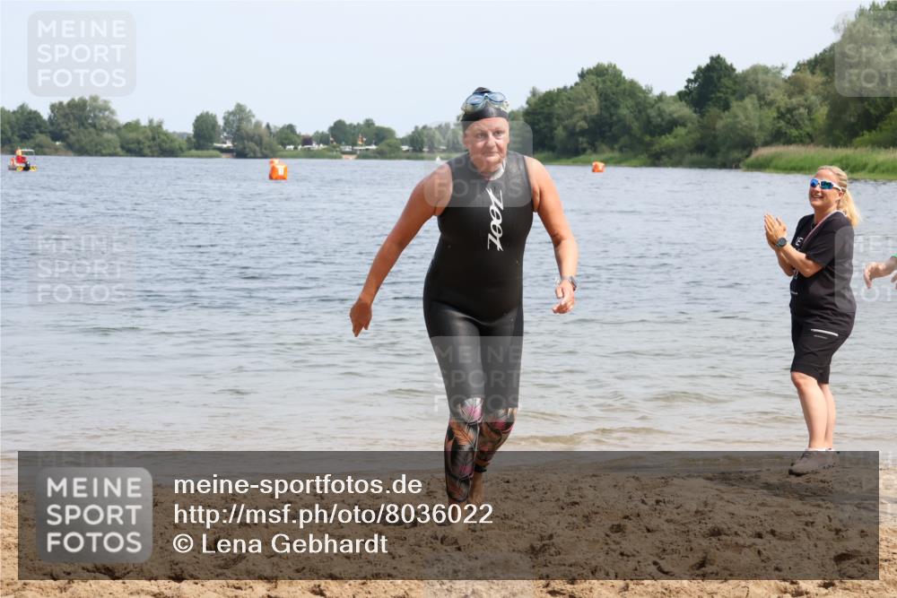 15.06.2025 - 27. Vierlanden-Triathlon Lena Gebhardt http://msf.ph/oto/8036022 15.06.2025 11:28:10 Schwimmen 883 meine-sportfotos.de