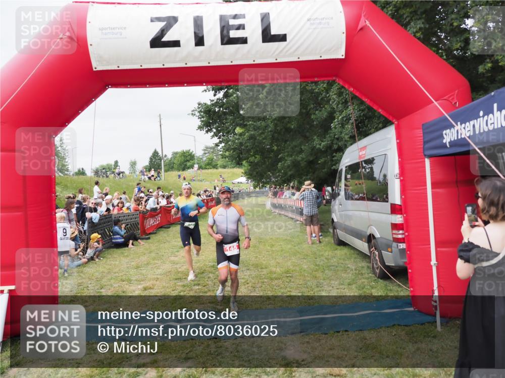 21.06.2025 - 27. Vierlanden-Triathlon MichiJ http://msf.ph/oto/8036025 15.06.2026 13:02:50 Ziel 145, 718 meine-sportfotos.de