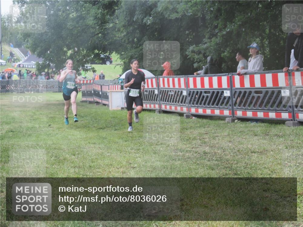 21.06.2025 - 27. Vierlanden-Triathlon KatJ http://msf.ph/oto/8036026 15.06.2025 13:53:24 Ziel 885, 957 meine-sportfotos.de