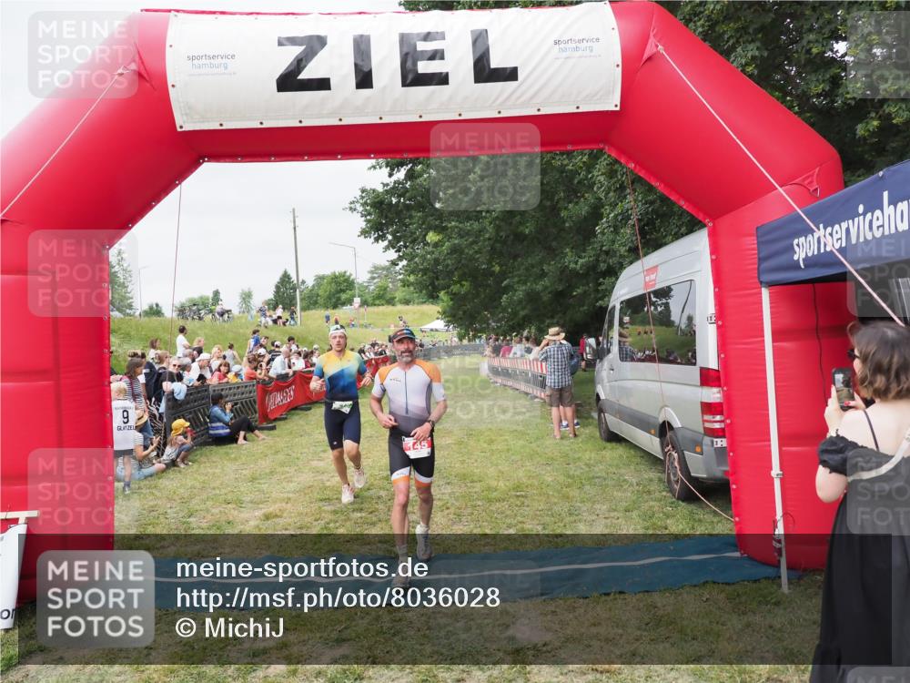 21.06.2025 - 27. Vierlanden-Triathlon MichiJ http://msf.ph/oto/8036028 15.06.2026 13:02:50 Ziel 145, 718 meine-sportfotos.de