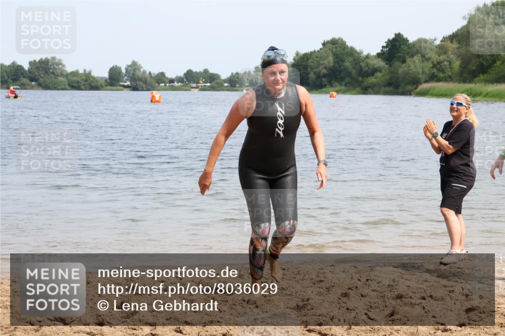 15.06.2025 - 27. Vierlanden-Triathlon Lena Gebhardt http://msf.ph/oto/8036029 15.06.2025 11:28:11 Schwimmen 883 meine-sportfotos.de