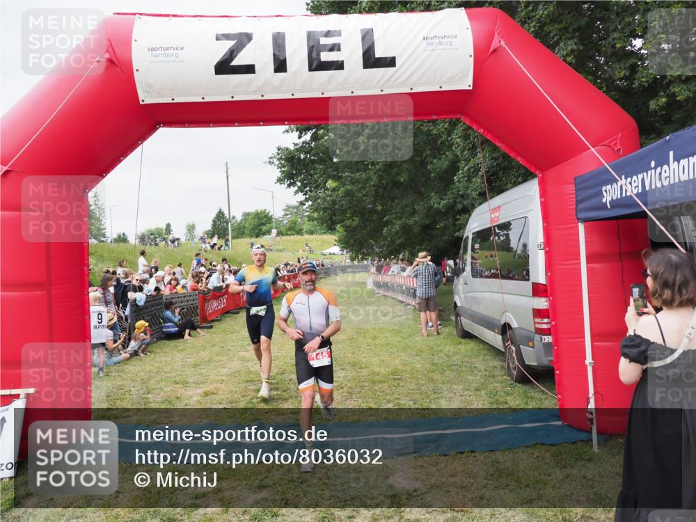 21.06.2025 - 27. Vierlanden-Triathlon MichiJ http://msf.ph/oto/8036032 15.06.2026 13:02:50 Ziel 145, 718 meine-sportfotos.de