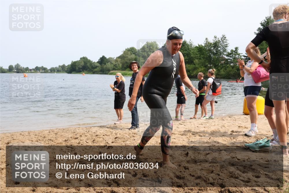 15.06.2025 - 27. Vierlanden-Triathlon Lena Gebhardt http://msf.ph/oto/8036034 15.06.2025 11:28:13 Schwimmen 883 meine-sportfotos.de