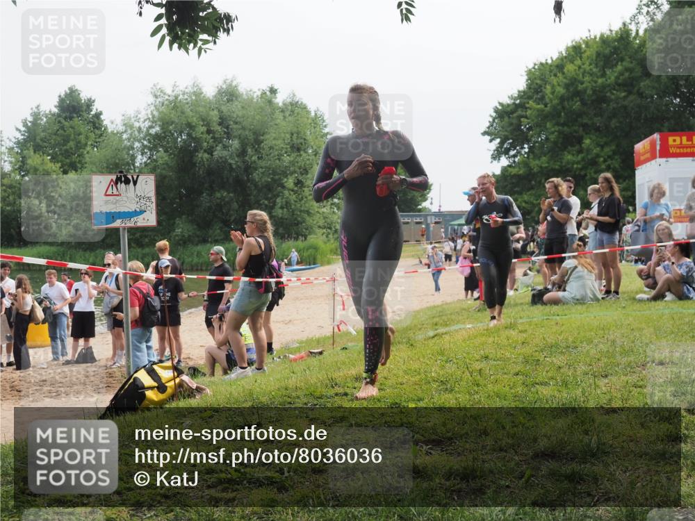 15.06.2025 - 27. Vierlanden-Triathlon KatJ http://msf.ph/oto/8036036 15.06.2025 11:20:56 Schwimmen 892, 918, 924, 936, 965 meine-sportfotos.de