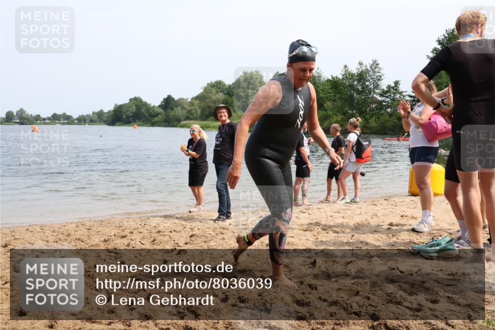 15.06.2025 - 27. Vierlanden-Triathlon Lena Gebhardt http://msf.ph/oto/8036039 15.06.2025 11:28:13 Schwimmen 883 meine-sportfotos.de