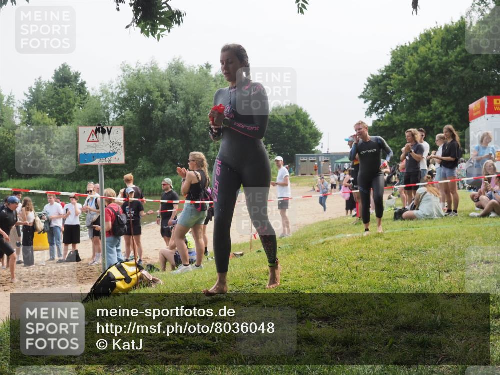 15.06.2025 - 27. Vierlanden-Triathlon KatJ http://msf.ph/oto/8036048 15.06.2025 11:20:56 Schwimmen 892, 918, 924, 936, 965 meine-sportfotos.de