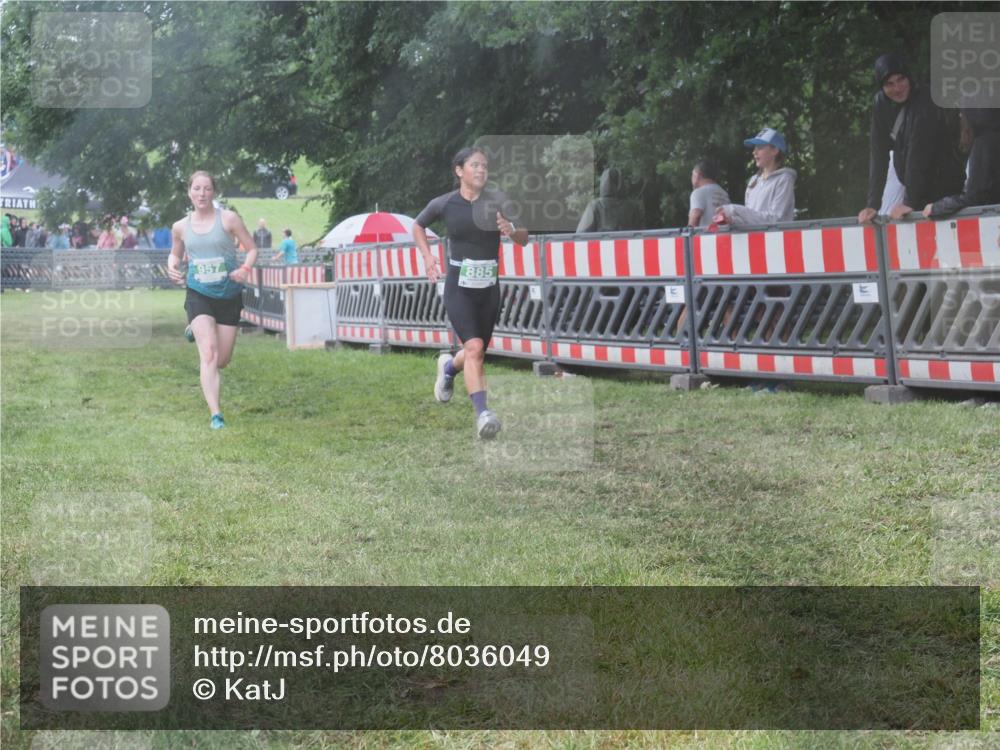 21.06.2025 - 27. Vierlanden-Triathlon KatJ http://msf.ph/oto/8036049 15.06.2025 13:53:25 Ziel 885, 957 meine-sportfotos.de