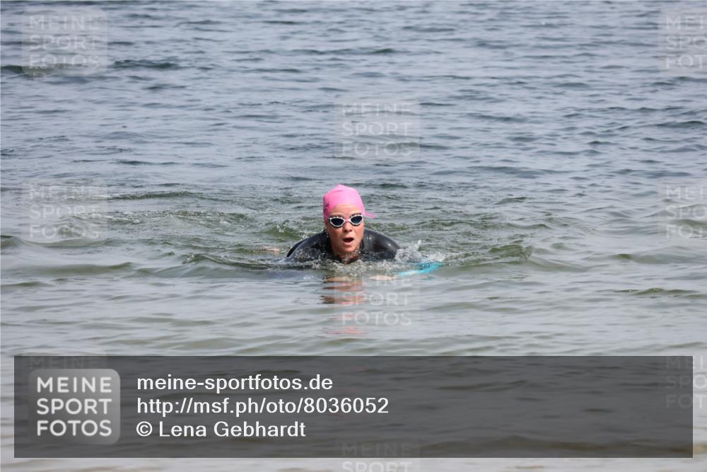 15.06.2025 - 27. Vierlanden-Triathlon Lena Gebhardt http://msf.ph/oto/8036052 15.06.2025 11:29:35 Schwimmen  meine-sportfotos.de