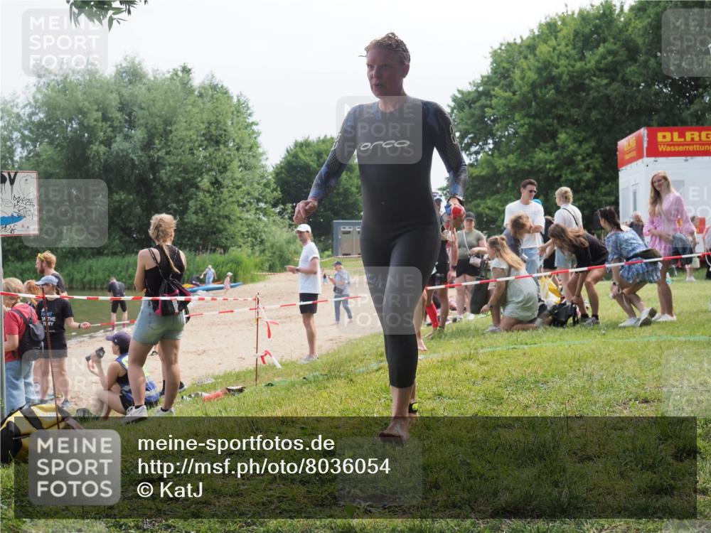 15.06.2025 - 27. Vierlanden-Triathlon KatJ http://msf.ph/oto/8036054 15.06.2025 11:21:00 Schwimmen 892, 918, 965 meine-sportfotos.de