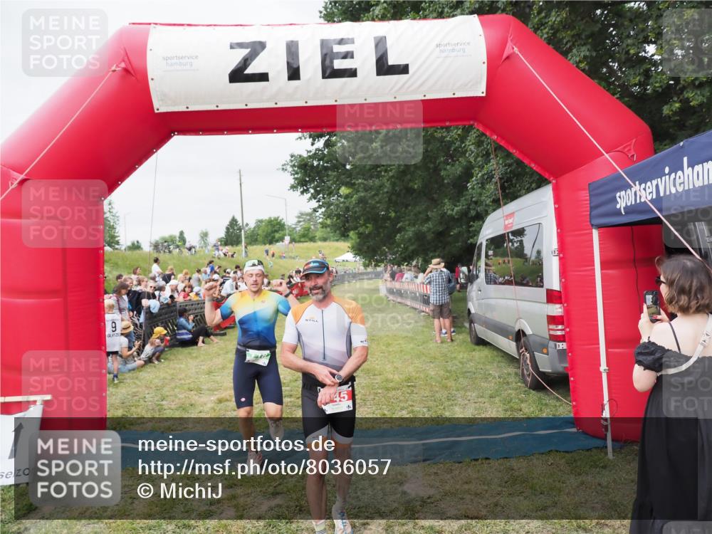 21.06.2025 - 27. Vierlanden-Triathlon MichiJ http://msf.ph/oto/8036057 15.06.2026 13:02:51 Ziel 145, 718 meine-sportfotos.de