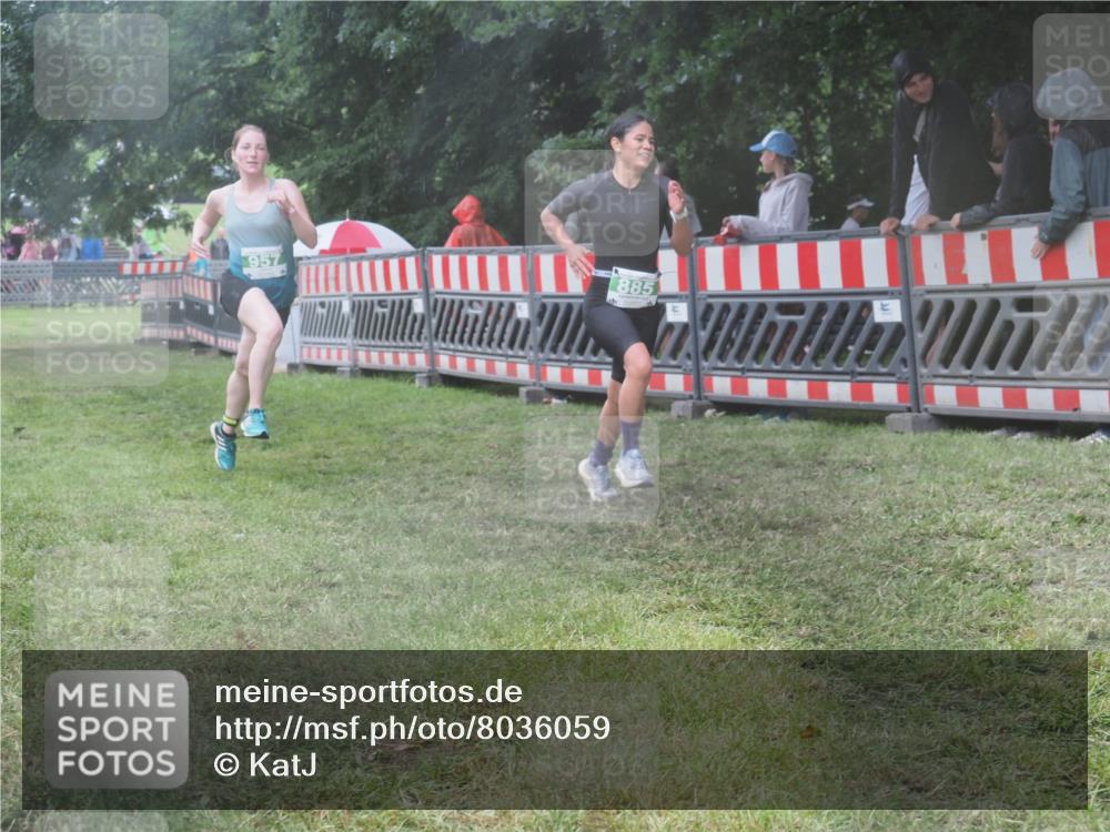 21.06.2025 - 27. Vierlanden-Triathlon KatJ http://msf.ph/oto/8036059 15.06.2025 13:53:25 Ziel 885, 957 meine-sportfotos.de