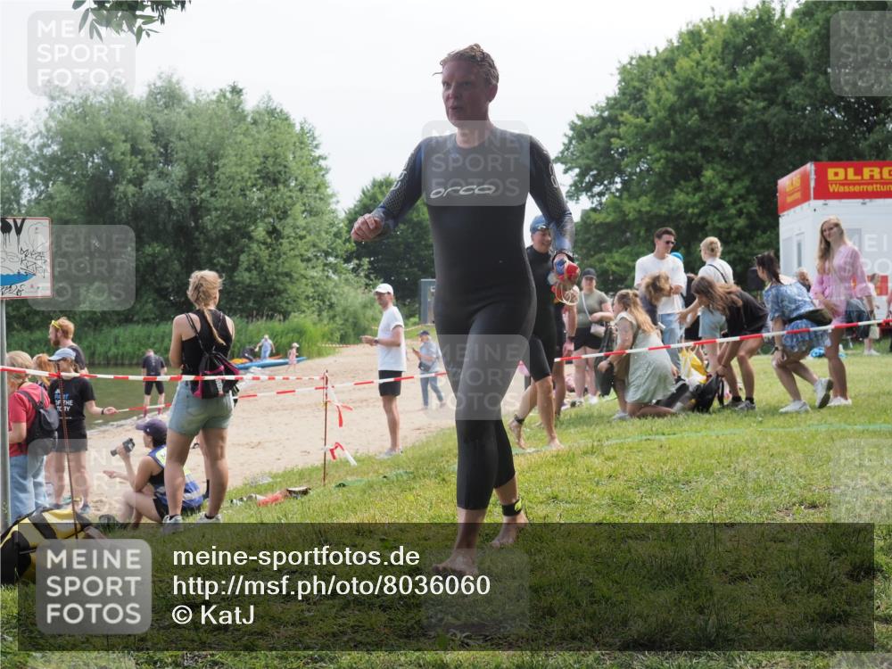 15.06.2025 - 27. Vierlanden-Triathlon KatJ http://msf.ph/oto/8036060 15.06.2025 11:21:00 Schwimmen 892, 918, 965 meine-sportfotos.de