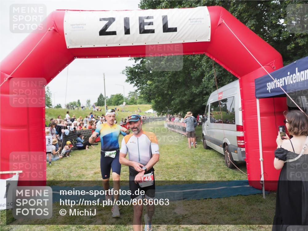 21.06.2025 - 27. Vierlanden-Triathlon MichiJ http://msf.ph/oto/8036063 15.06.2026 13:02:51 Ziel 145, 718 meine-sportfotos.de