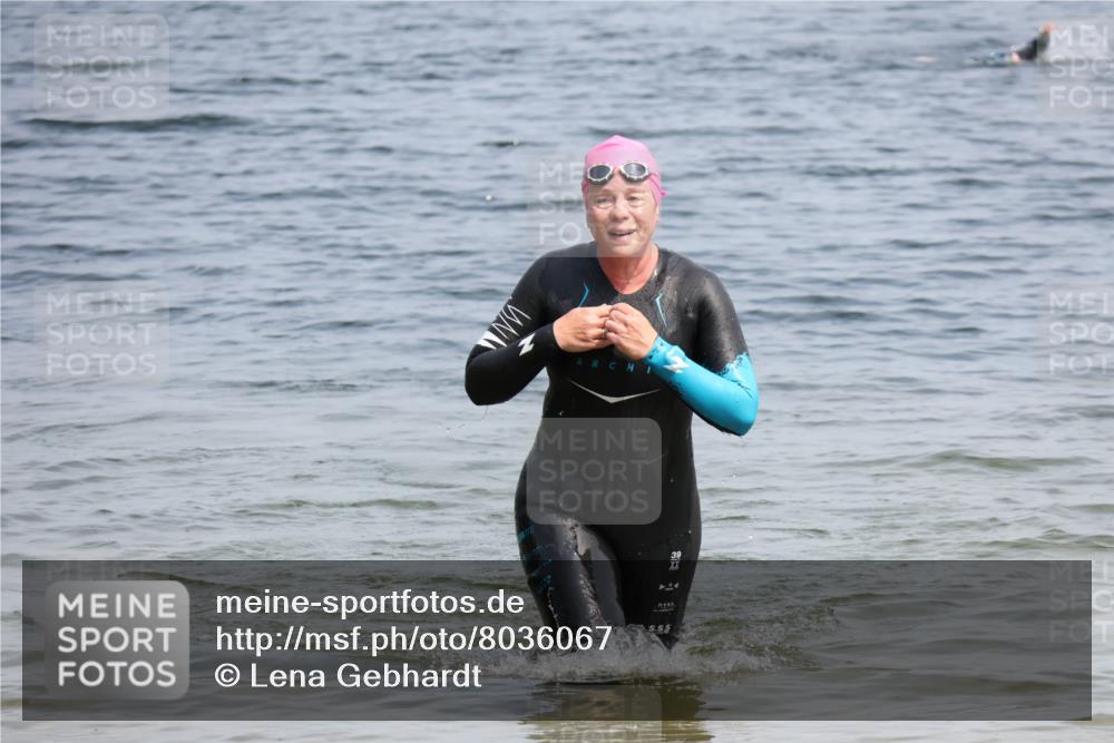 15.06.2025 - 27. Vierlanden-Triathlon Lena Gebhardt http://msf.ph/oto/8036067 15.06.2025 11:29:40 Schwimmen 937 meine-sportfotos.de