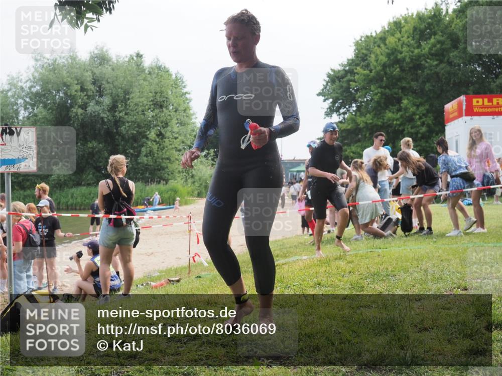 15.06.2025 - 27. Vierlanden-Triathlon KatJ http://msf.ph/oto/8036069 15.06.2025 11:21:00 Schwimmen 892, 918, 965 meine-sportfotos.de