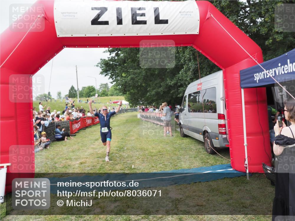 21.06.2025 - 27. Vierlanden-Triathlon MichiJ http://msf.ph/oto/8036071 15.06.2026 13:03:06 Ziel 749 meine-sportfotos.de