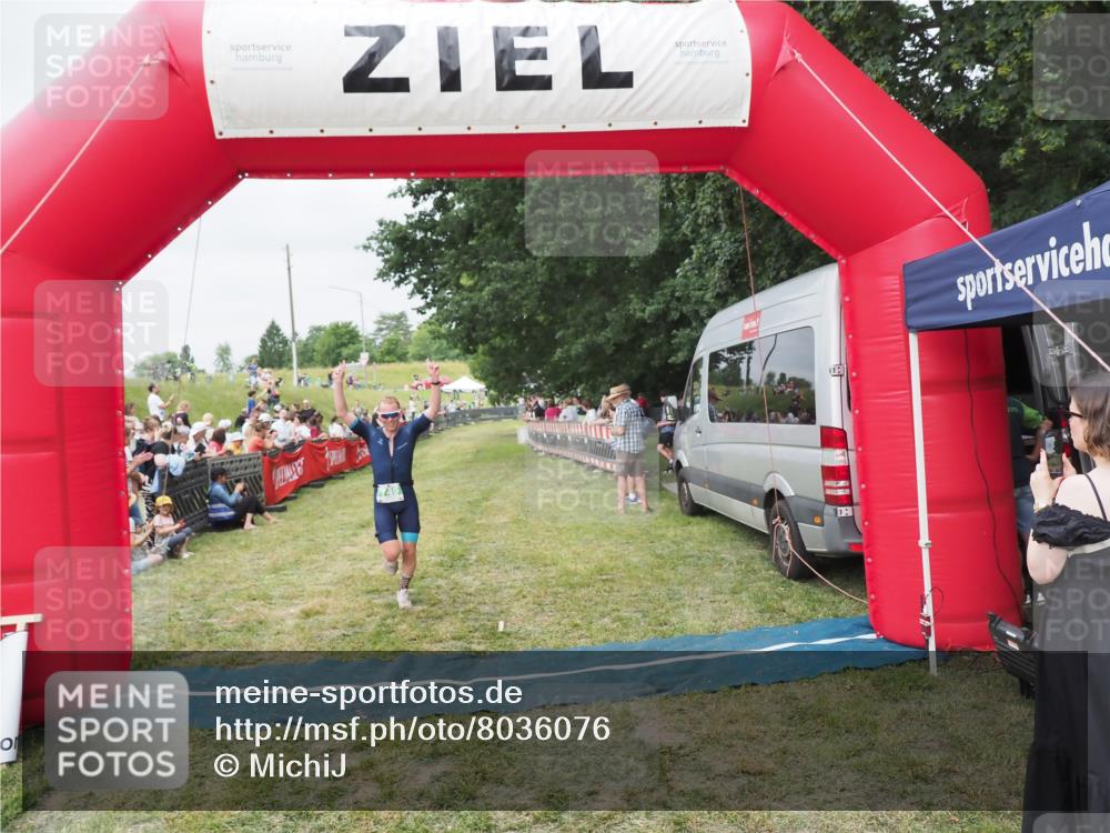 21.06.2025 - 27. Vierlanden-Triathlon MichiJ http://msf.ph/oto/8036076 15.06.2026 13:03:06 Ziel 749 meine-sportfotos.de