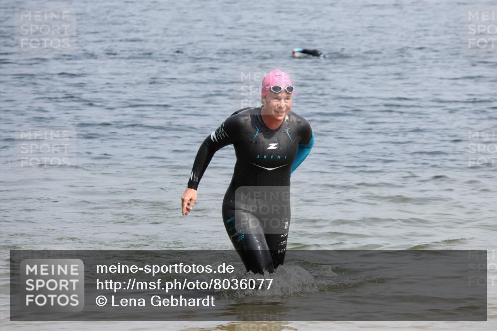 15.06.2025 - 27. Vierlanden-Triathlon Lena Gebhardt http://msf.ph/oto/8036077 15.06.2025 11:29:41 Schwimmen 937 meine-sportfotos.de