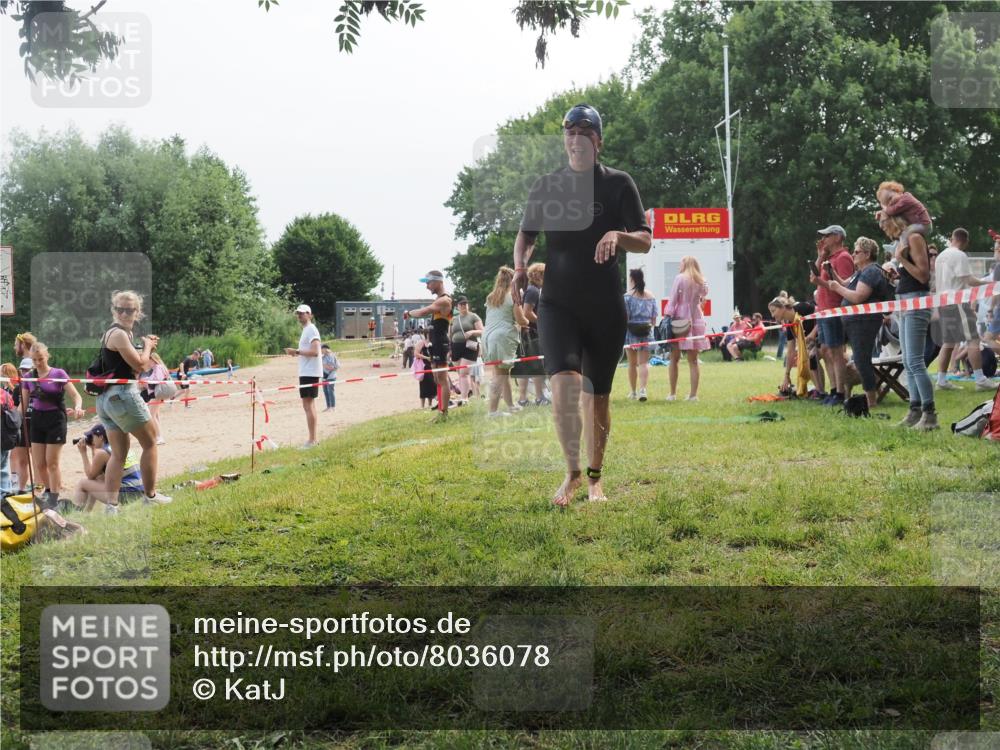 15.06.2025 - 27. Vierlanden-Triathlon KatJ http://msf.ph/oto/8036078 15.06.2025 11:21:03 Schwimmen 892, 918, 965 meine-sportfotos.de