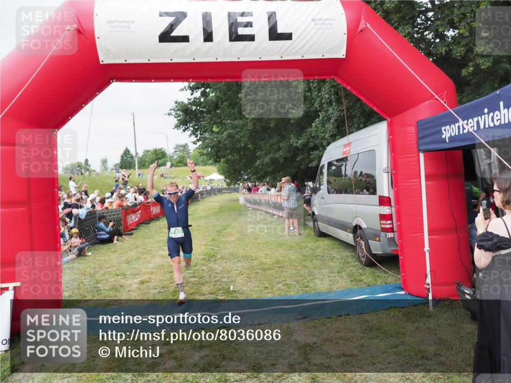 21.06.2025 - 27. Vierlanden-Triathlon MichiJ http://msf.ph/oto/8036086 15.06.2026 13:03:07 Ziel 749 meine-sportfotos.de