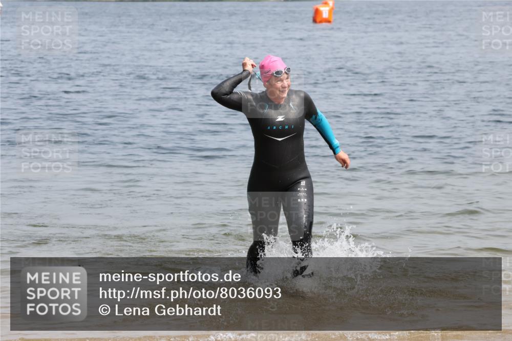 15.06.2025 - 27. Vierlanden-Triathlon Lena Gebhardt http://msf.ph/oto/8036093 15.06.2025 11:29:42 Schwimmen 937 meine-sportfotos.de