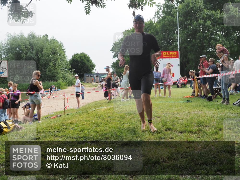 15.06.2025 - 27. Vierlanden-Triathlon KatJ http://msf.ph/oto/8036094 15.06.2025 11:21:03 Schwimmen 892, 918, 965 meine-sportfotos.de