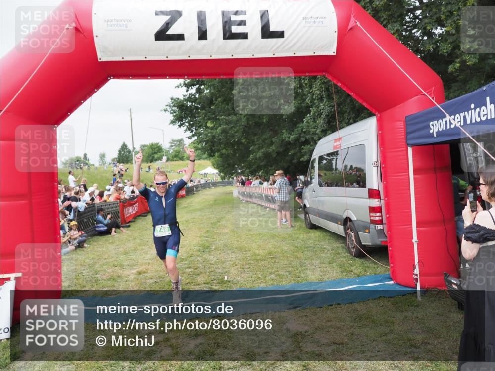 21.06.2025 - 27. Vierlanden-Triathlon MichiJ http://msf.ph/oto/8036096 15.06.2026 13:03:07 Ziel 749 meine-sportfotos.de