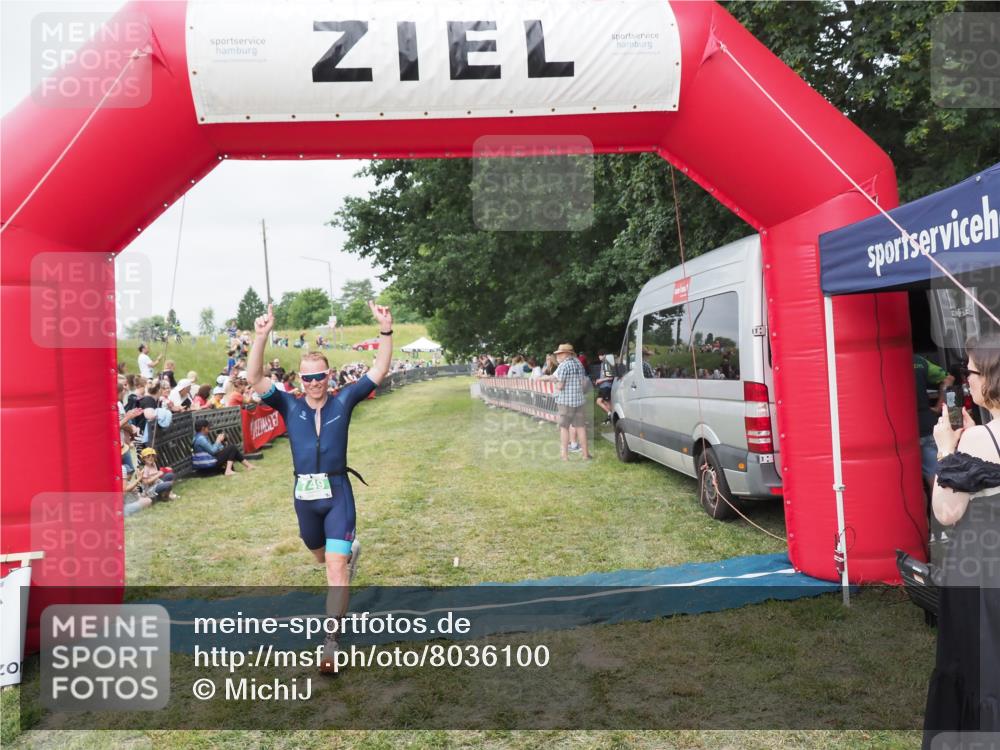 21.06.2025 - 27. Vierlanden-Triathlon MichiJ http://msf.ph/oto/8036100 15.06.2026 13:03:07 Ziel 749 meine-sportfotos.de
