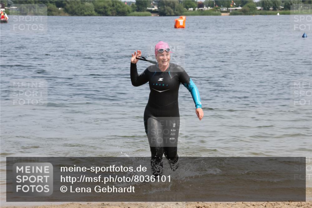 15.06.2025 - 27. Vierlanden-Triathlon Lena Gebhardt http://msf.ph/oto/8036101 15.06.2025 11:29:43 Schwimmen 937 meine-sportfotos.de