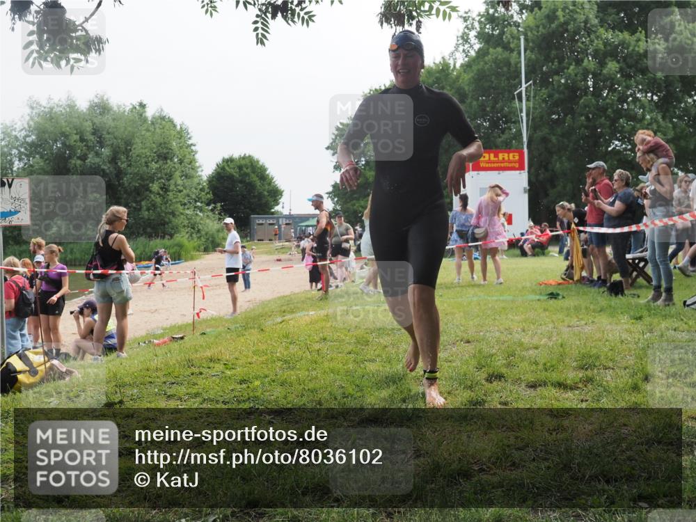 15.06.2025 - 27. Vierlanden-Triathlon KatJ http://msf.ph/oto/8036102 15.06.2025 11:21:03 Schwimmen 892, 918, 965 meine-sportfotos.de