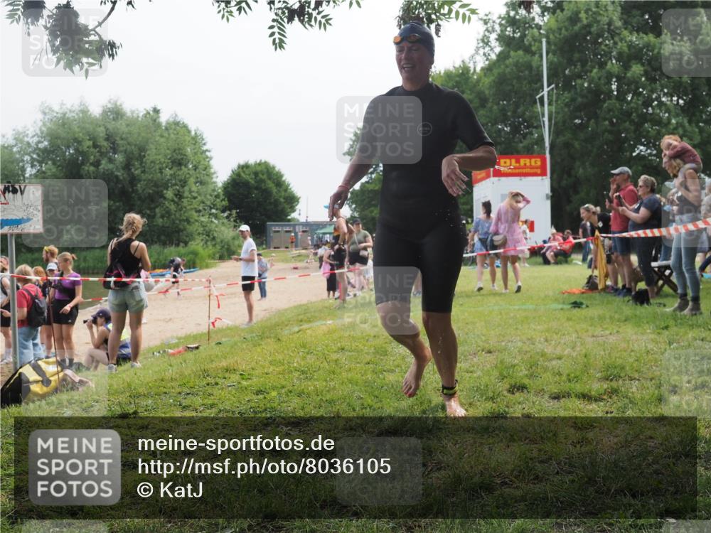 15.06.2025 - 27. Vierlanden-Triathlon KatJ http://msf.ph/oto/8036105 15.06.2025 11:21:03 Schwimmen 892, 918, 965 meine-sportfotos.de