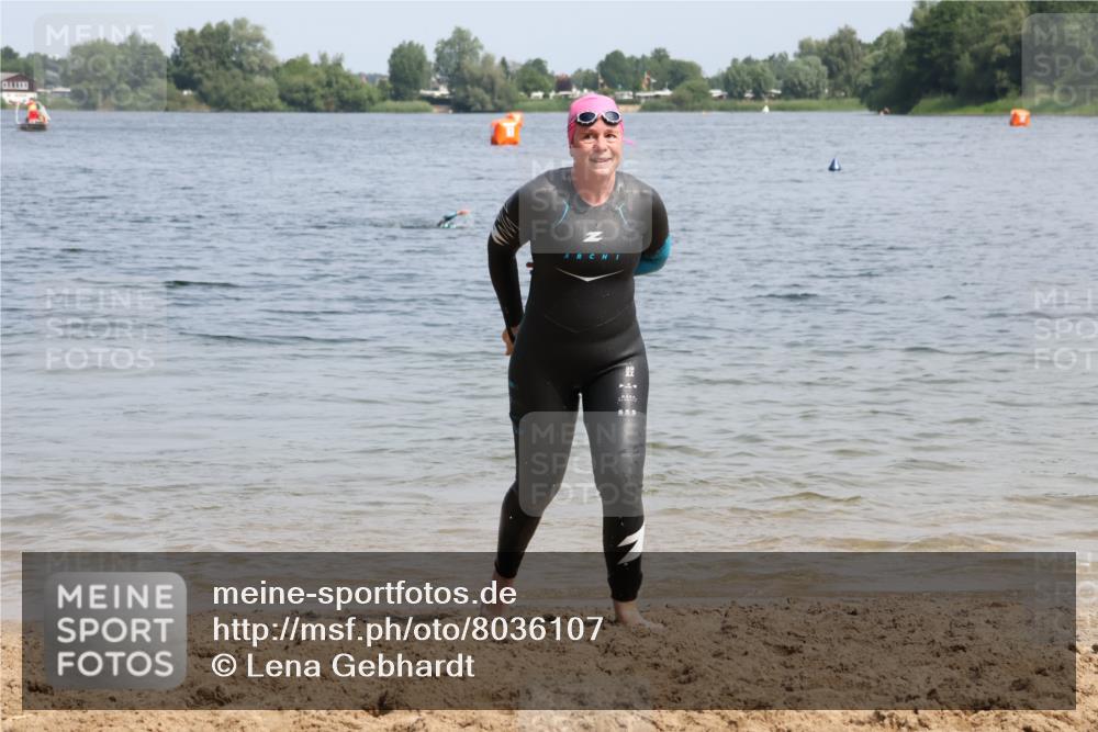 15.06.2025 - 27. Vierlanden-Triathlon Lena Gebhardt http://msf.ph/oto/8036107 15.06.2025 11:29:45 Schwimmen 937 meine-sportfotos.de