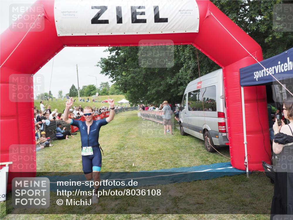 21.06.2025 - 27. Vierlanden-Triathlon MichiJ http://msf.ph/oto/8036108 15.06.2026 13:03:07 Ziel 749 meine-sportfotos.de
