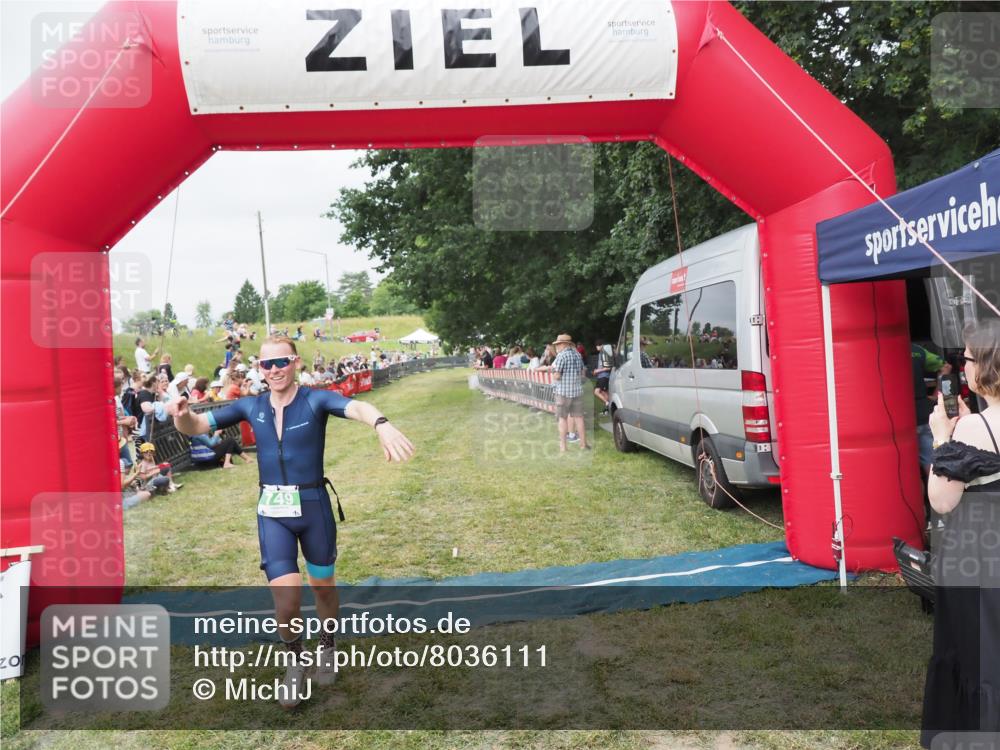 21.06.2025 - 27. Vierlanden-Triathlon MichiJ http://msf.ph/oto/8036111 15.06.2026 13:03:07 Ziel 749 meine-sportfotos.de