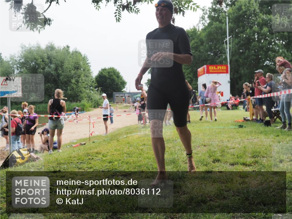 15.06.2025 - 27. Vierlanden-Triathlon KatJ http://msf.ph/oto/8036112 15.06.2025 11:21:03 Schwimmen 892, 918, 965 meine-sportfotos.de