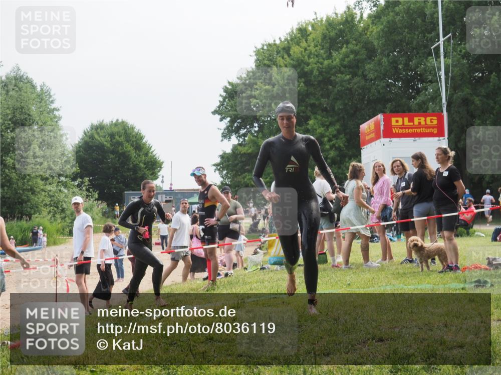 15.06.2025 - 27. Vierlanden-Triathlon KatJ http://msf.ph/oto/8036119 15.06.2025 11:21:17 Schwimmen 929, 931 meine-sportfotos.de